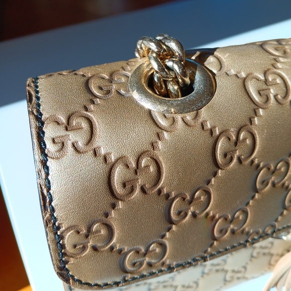 Gucci medium Emily gold embossed shoulder bag - Picture 6 of 16